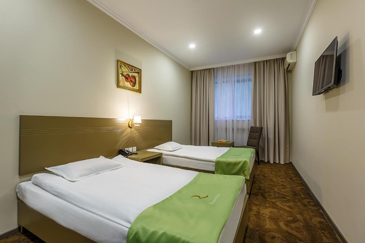 Renion Hotel Алма Ата Екстериор снимка